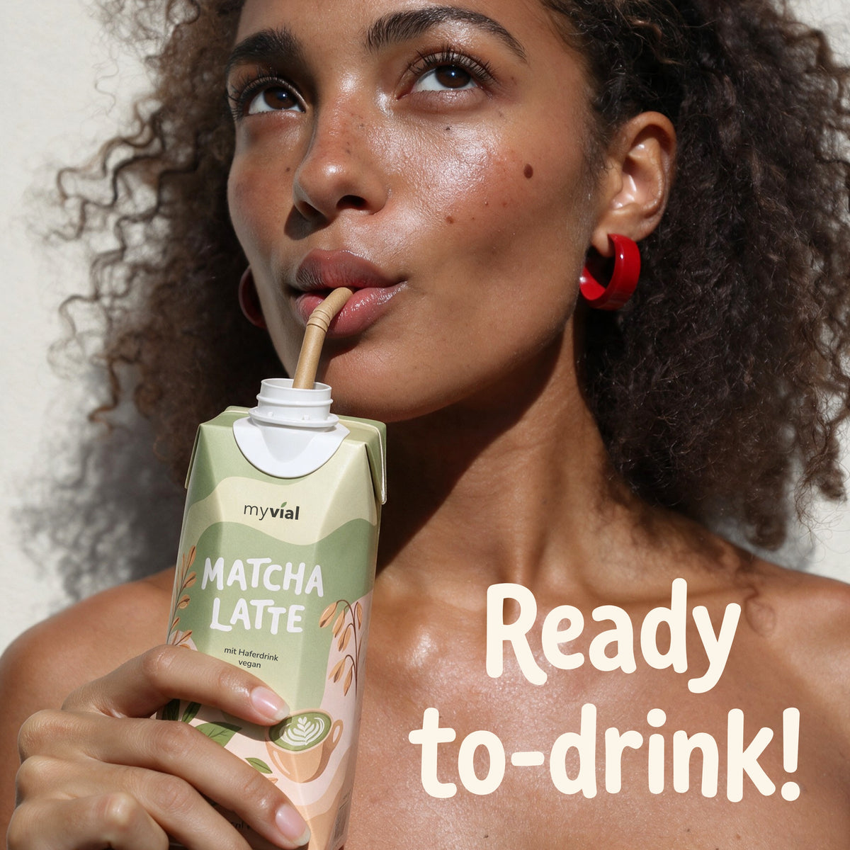 Frau trinkt myvial Matcha Latte mit Strohhalm, ready to drink