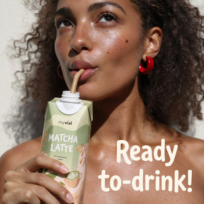 Frau trinkt myvial Matcha Latte mit Strohhalm, ready to drink